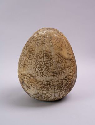 Anita TULLIO (1935-2014), Œuf, terre cuite signée, H : 27 cm