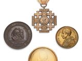 trois médailles et une médaille sur fond blanc