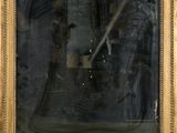 une vieille photo représentant un homme et une femme dans une pièce où se trouve un miroir