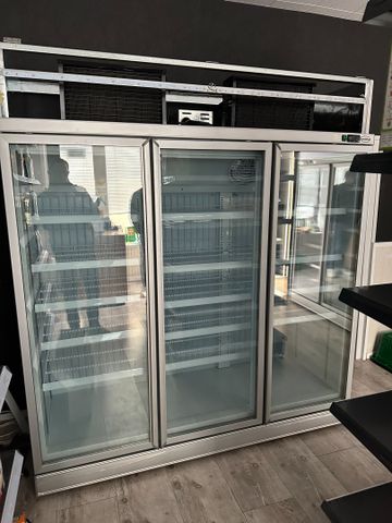 Vitrine réfrigérée négative trois portes vitrées Combisteel, grou