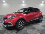 Une voiture rouge est garée dans une pièce dont le sol est en damier.