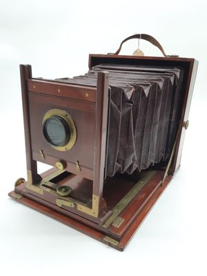 un vieil appareil photo exposé sur la table
