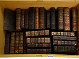 de nombreux livres anciens exposés dans une caisse en bois