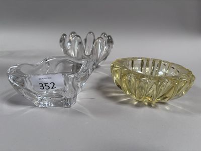 DAUM FRANCE un cendrier en cristal translucide.