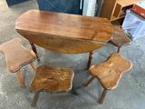 une petite table avec deux chaises et une petite table avec deux tabourets