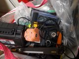 un sac rempli d'appareils électroniques divers et d'autres objets