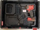 une photo d'une perceuse sans fil et d'une visseuse à chocs dans une boîte à outils