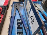 une boîte à outils posée sur une table dans un atelier