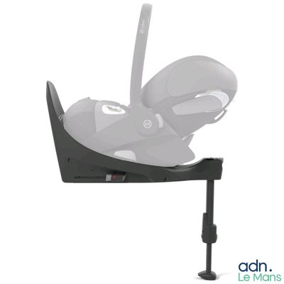 un siège auto pour bébé qui se fixe à l'arrière du siège auto