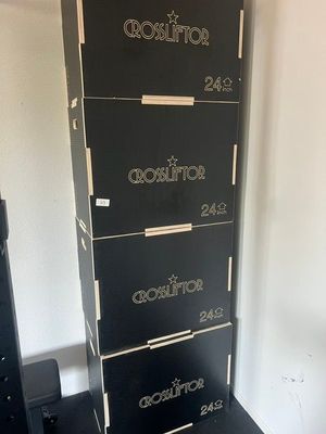 une pile de boîtes empilées les unes sur les autres
