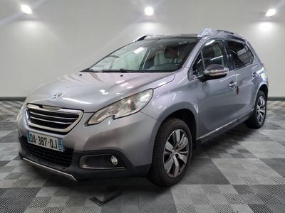 la voiture argentée est garée dans la pièce au sol en damier