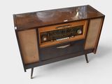 une vieille radio posée sur une table en bois
