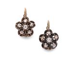 une photo d'une paire de boucles d'oreilles en diamant noir et blanc