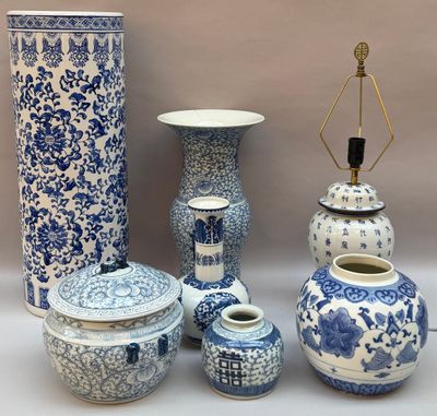 de nombreux vases bleus et blancs et une lampe posée sur une table