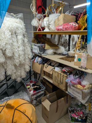 une pièce avec beaucoup de choses sur les étagères