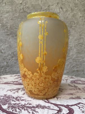 un vase jaune posé sur une table