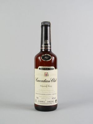 gros plan d'une bouteille de vin posée sur une table