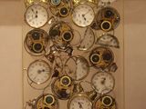 une collection d'horloges disposées sur une étagère dans une pièce