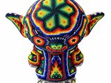 une image représentant une petite peluche avec un motif coloré sur le dos