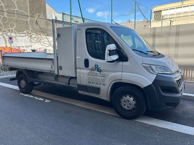 un camion blanc garé sur le bord de la route