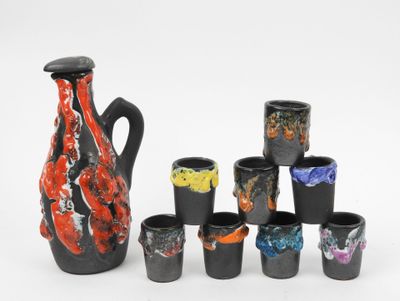 beaucoup de tasses et un vase sur la table