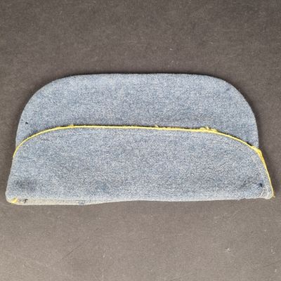 un gros plan d'une pochette bleue et jaune à fermeture éclair posée sur une surface marron