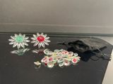 une table noire sur laquelle se trouve un bouquet de fleurs