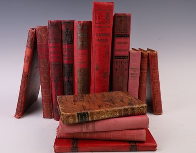 plusieurs vieux livres empilés sur une surface blanche