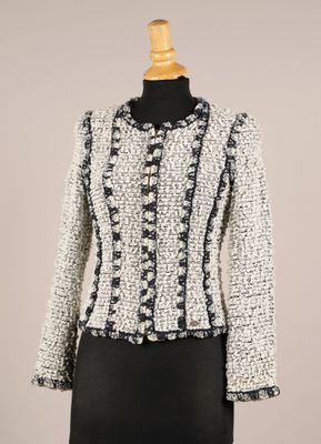 une veste noire et blanche sur un mannequin mannequin mannequin mannequin mannequin mannequin mannequin mannequin mann