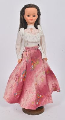 poupée Barbie en robe rose, avec un chemisier blanc et une jupe rose