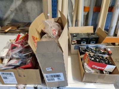 Plusieurs cartons contenant des objets divers sont posés sur une table dans une pièce