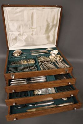 CHRISTOFLE. Modèle Louis XVI au ruban. Ménagère en métal arg…