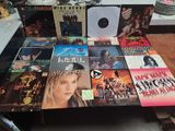 une table sur laquelle sont posés de nombreux CD