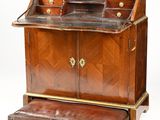 l'image d'un bureau en bois avec un tiroir en dessous