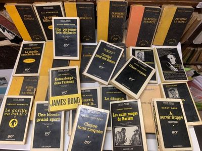 un grand nombre de livres posés sur une table