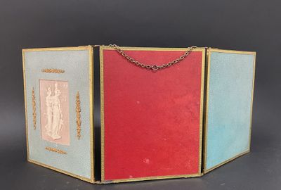 deux livres, un rouge et un bleu, ornés de chaînes dorées, sur fond noir