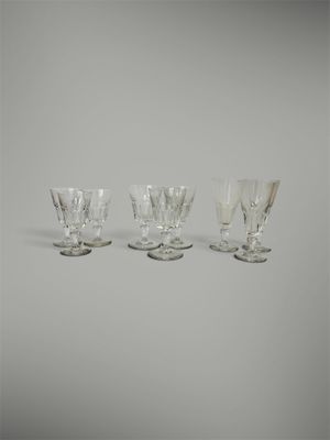 quatre verres à vin posés les uns à côté des autres sur une table