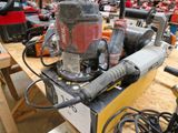 une machine posée sur une table