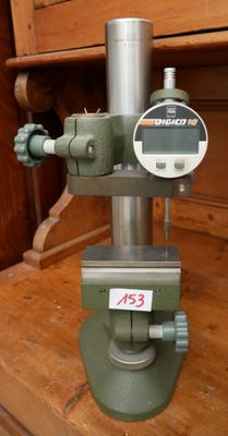 une machine posée sur une table en bois
