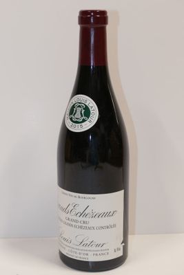 une bouteille de vin posée sur une table