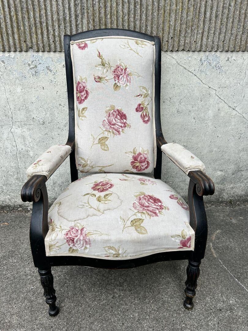 Fauteuil Voltaire en bois, noirci, garniture tissu à décor f…
