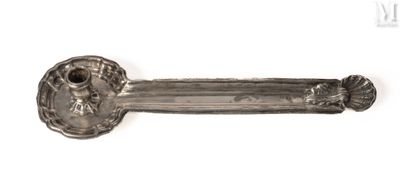 une image représentant une assiette en argent munie d'une poignée, sur fond blanc