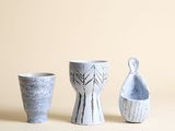 trois vases posés l'un à côté de l'autre sur une table