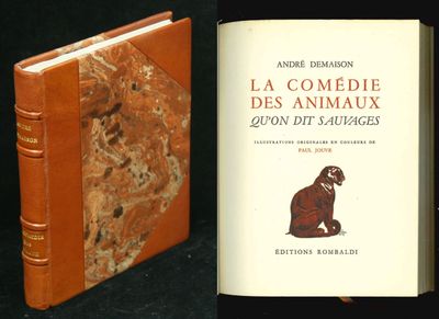 un vieux livre posé sur une table à côté d'un livre ouvert