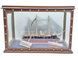 une maquette de bateau dans une vitrine