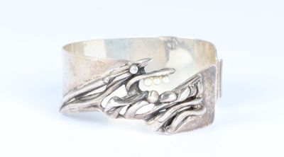 sterling silver ring with flowers and leaves on it