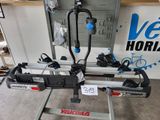 une photo d'un porte-vélos dans un garage