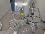 une photo d'une cuisine avec un mixeur posé par terre