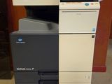 une photo d'une imprimante multifonction dans une pièce
