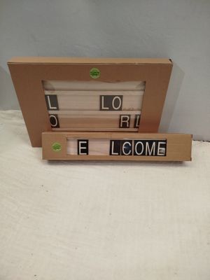 une horloge sur laquelle est inscrit « Bienvenue », posée sur une table